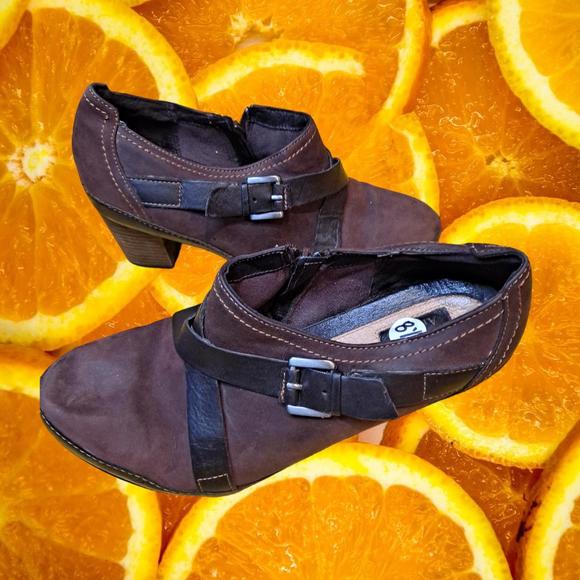 Clarks Artisan Brown and Black Ankle Boots with‎ Buckle and Zipper Size 8.5 - Picture 3 of 6